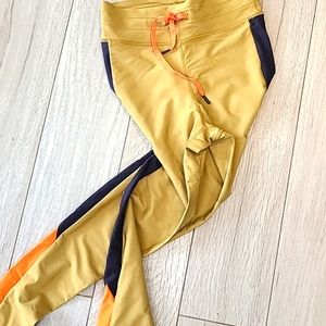 Woman's  xs  legging  from The Upside.